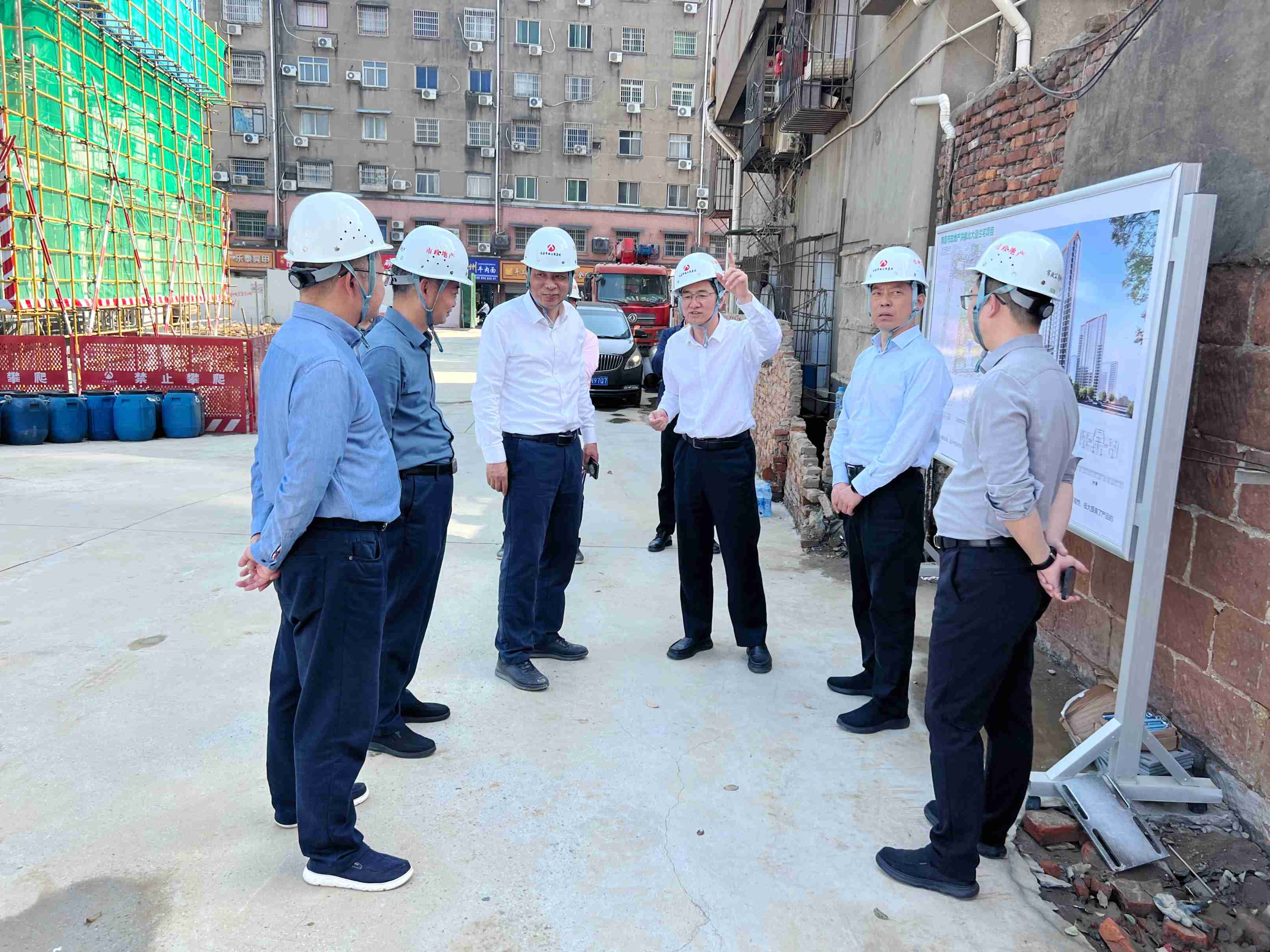 南昌市国资委党委书记、主任陈建军一行深入我司承建的南昌市政地产洪都北大道住宅项目调研