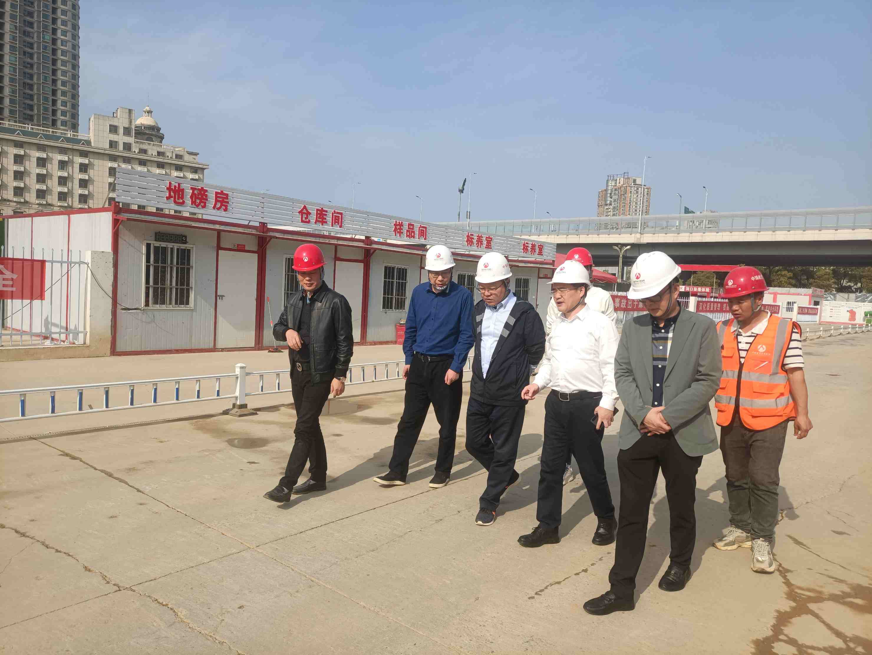 市政公用集团党委委员、副总经理邹建伟一行深入我司承建的南昌市政地产锦绣文澜项目开展安全生产工作督导检查
